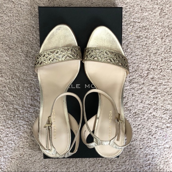 NWT Pelle Moda Otis Heels in Gold - Picture 2 of 7